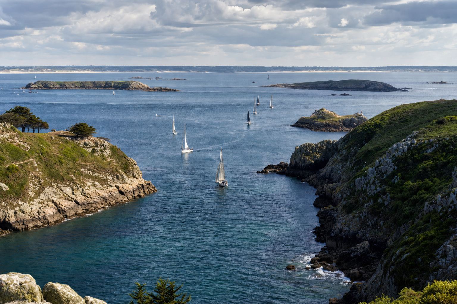 Vue panoramique de l'entrée du Golfe du Morbihan, voiliers rentrant avec la marée entre les pointes