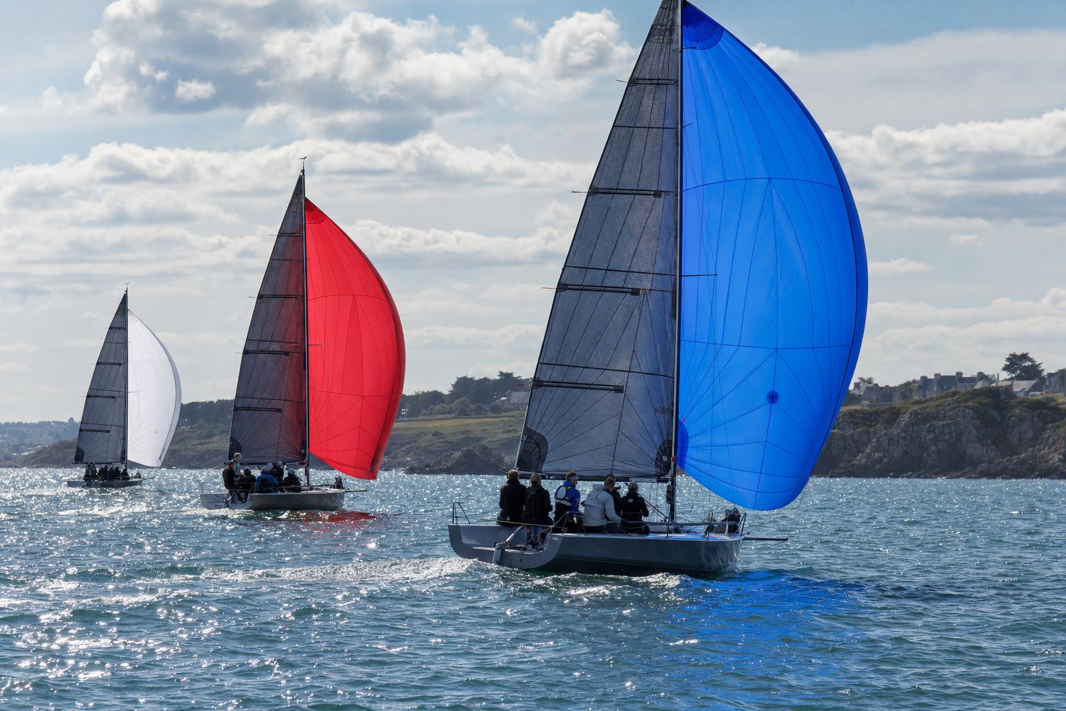 Sportboats de type J80 au portant sous spis asymétriques