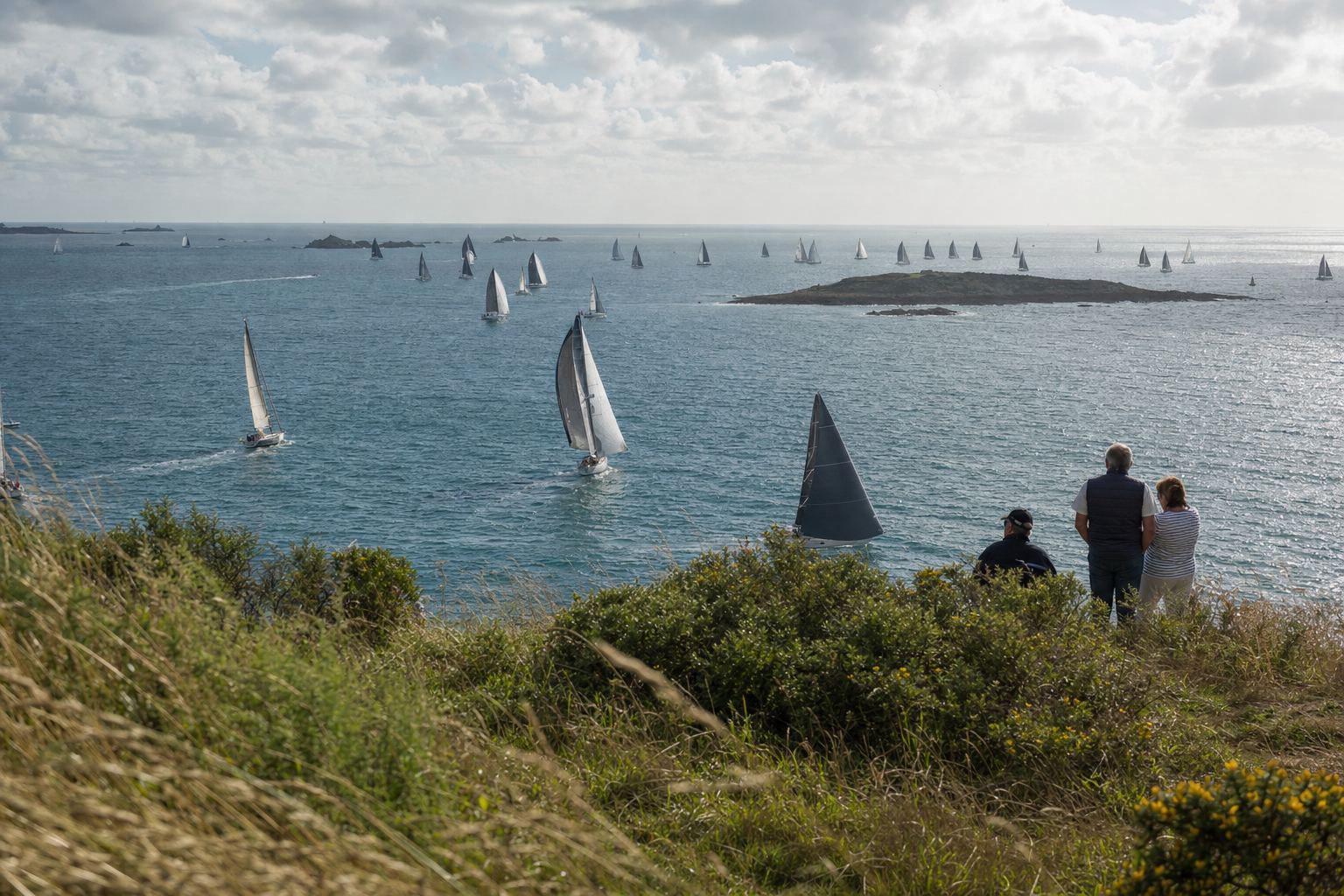 Vue depuis le belvédère du Petit Mont sur une régate courue au large, îles à l'horizon